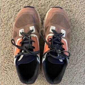 Women’s On Cloudstratus! Size 9!